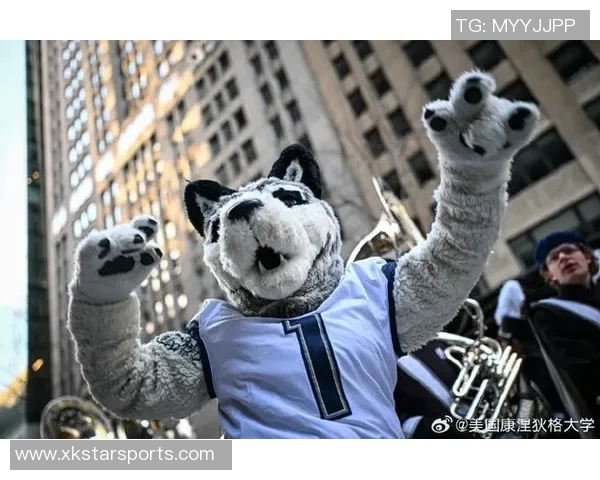 康涅狄格大学球员脚踩哈士奇PE球鞋引发媒体热议